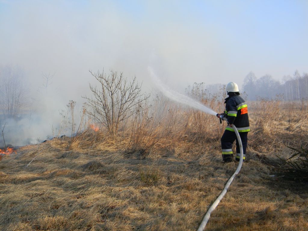 Zgłaszajmy służbom palące się trawy (fot. OSP Bóbrka)