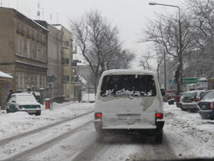 Nieodśnieżony samochód? Uwaga na mandaty!