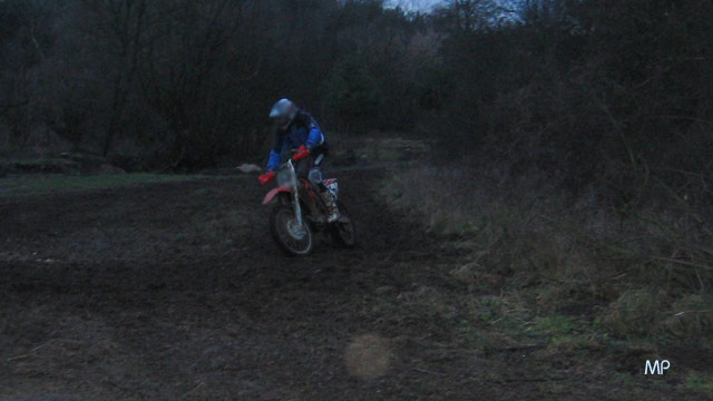 Motorem enduro w drzewo