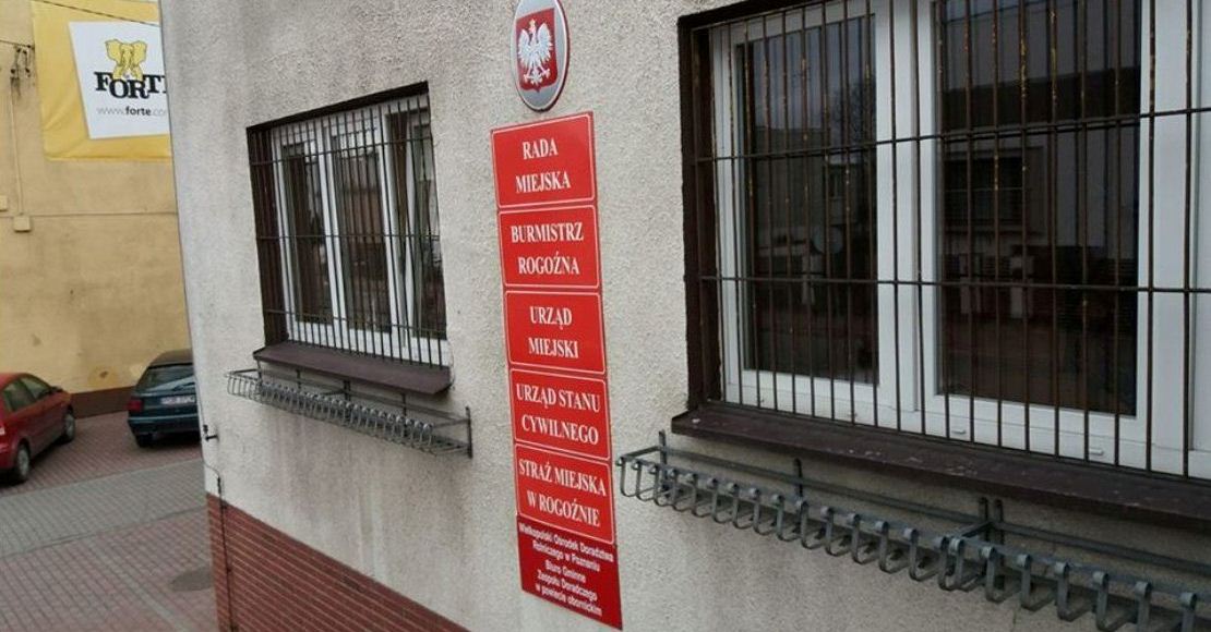 Lampy zaswieca na kolejnych ulicach Rogozna
