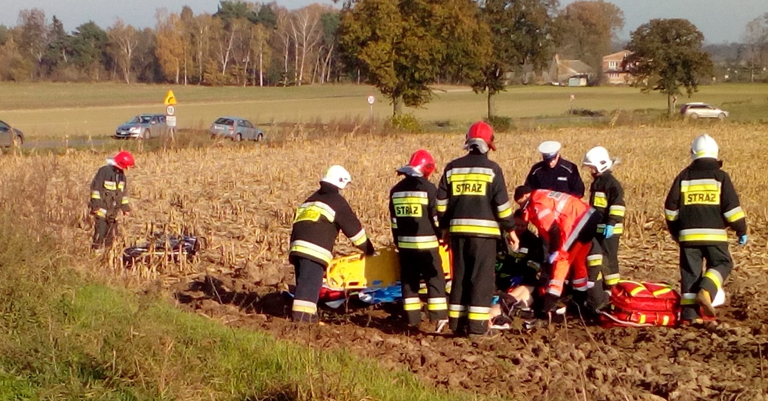 Grozne zderzenie motocyklisty z autem osobowym foto policja oborniki