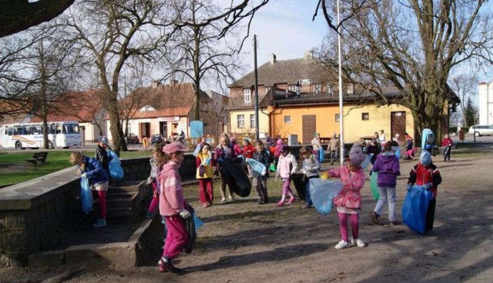 Posprzataja wokol jezior rogozinskich