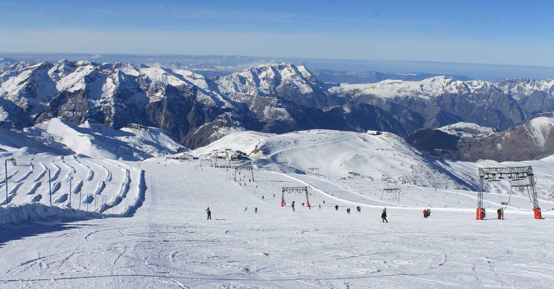 Śnieg latem? Gdzie o tej porze roku można jeździć na nartach?