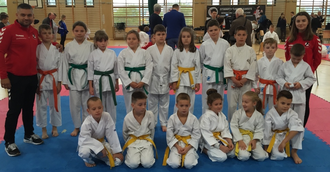 najmlodsi zawodnicy karate team triumfuja