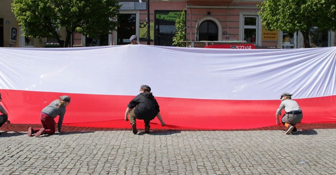 Zloz 3 maja kwiaty pod pomnikiem jana pawla ll