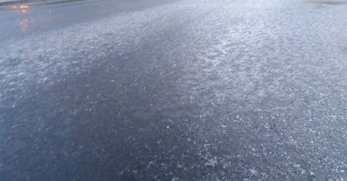 uwaga na oblodzone jezdnie i chodniki