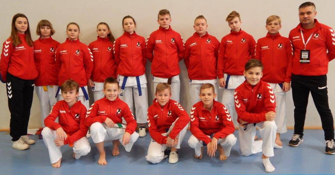 Karate Team Oborniki Wojciecha Blocha z workiem medali