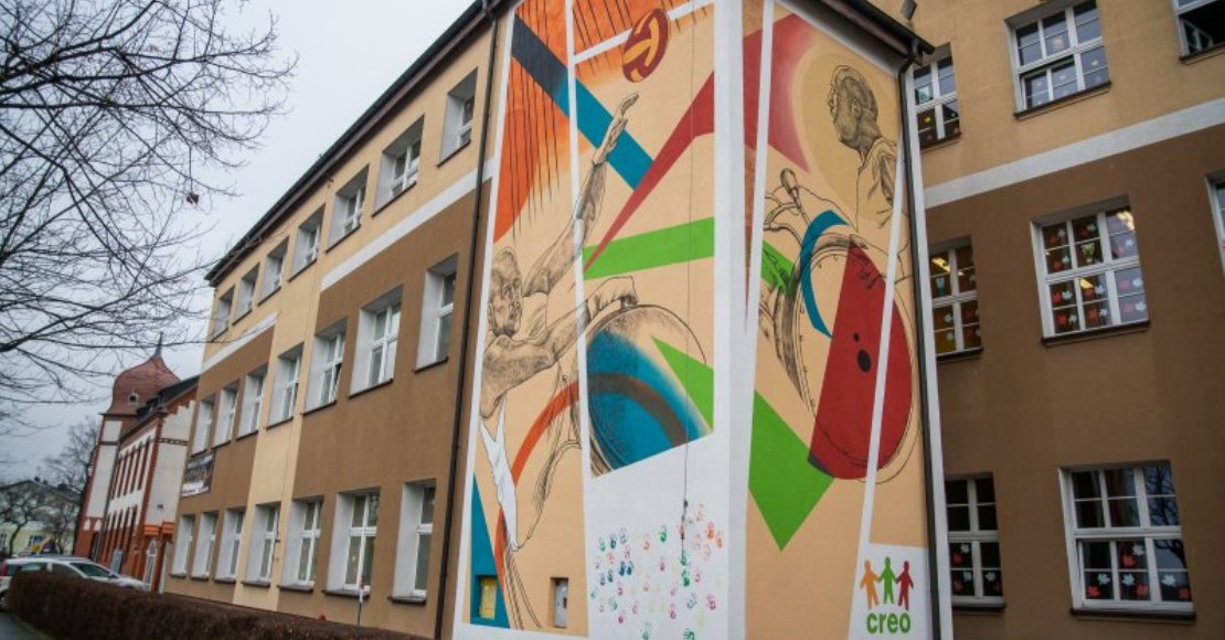 Ukończyli mural na budynku SP2 w Obornikach (foto)