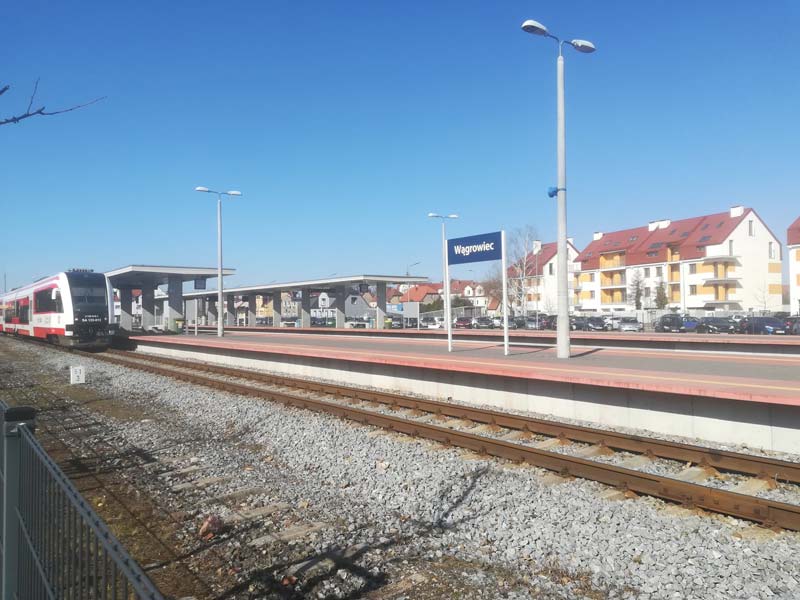 csm Tablica z nazwa stacji Wagrowiec pociag stojacy przy peronie fot.Radek Sledzinski 819bdefafd 1
