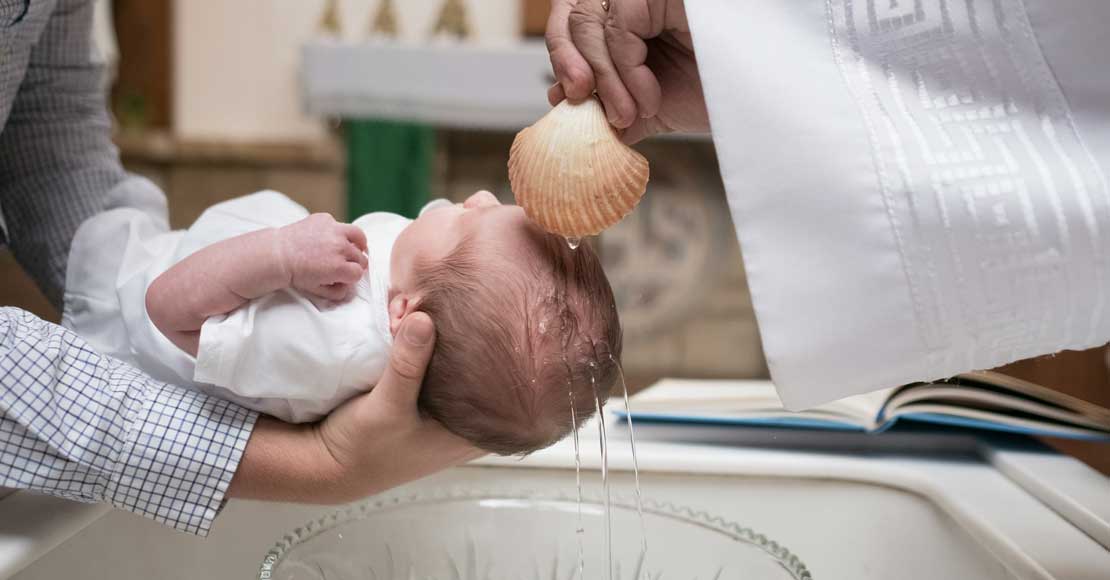 Stroje do chrztu – czy to prawdziwy must have?