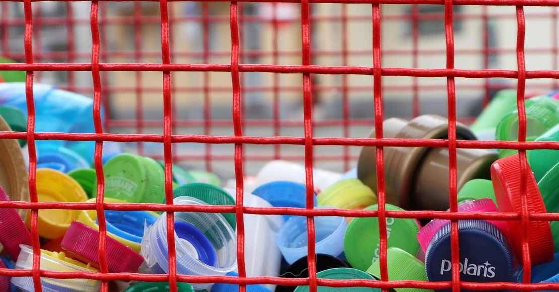 Prawo.pl: Zbieranie „charytatywnych nakrętek” możliwe tylko do połowy 2024 r.
