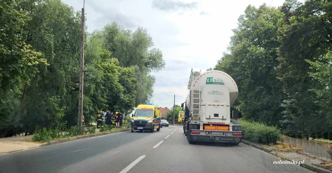 Ratownicy z pogotowia ratunkowego wraz ze strażakami uratowali mężczyźnie życie. 