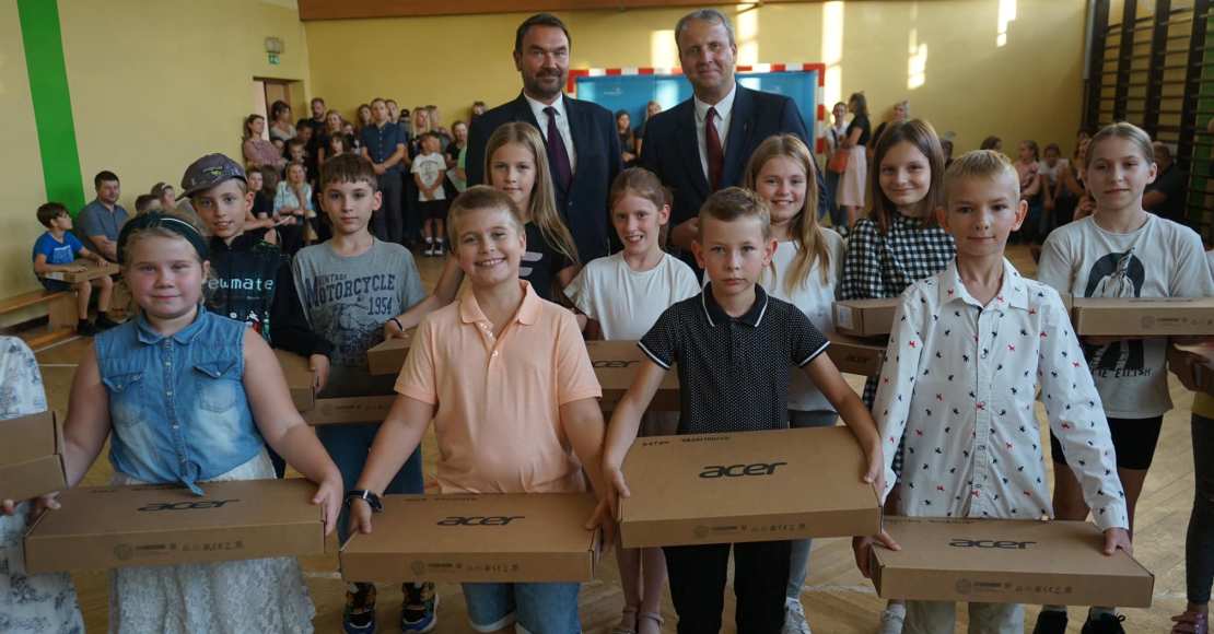 Przekazali komputery czwartoklasistom