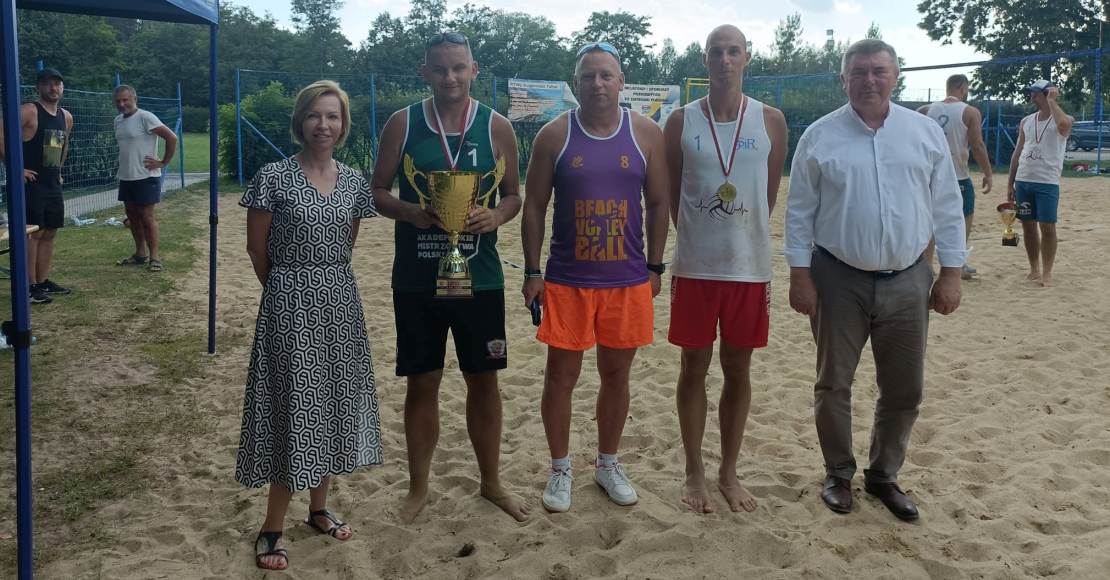 Poznański i Marcjan wygrali lll Turniej siatkówki plażowej o Puchar Kierownika OSiR