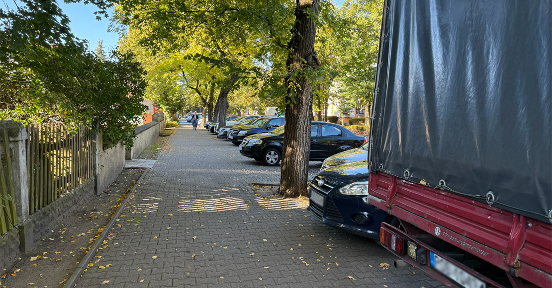 parking wzdłuż całej ulicy